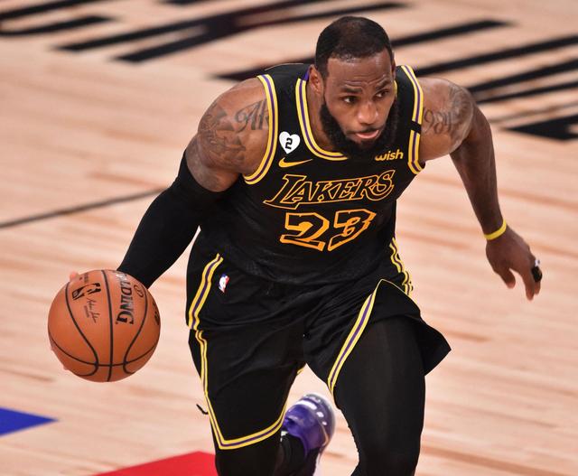 可圈可点！新疆外援纳托尔12中7贡献20分5篮板2助攻